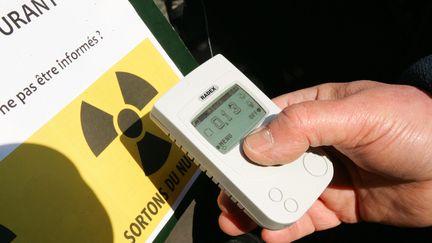 Un homme mesure la radioactivité d'un convoi de déchets nucléaire, en France, en 2011. (Photo d'illustration) (MAXPPP)