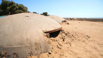 &nbsp; (Des bunkers sur une plage en Albanie © Maxppp)