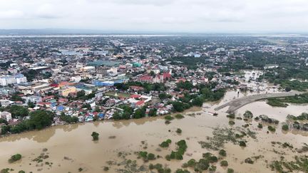 Une vue aérienne des inondations après le passage du typhon Man-yi à Tuguegarao, aux Philippines, le 18 novembre 2024. (JOHN DIMAIN / AFP)