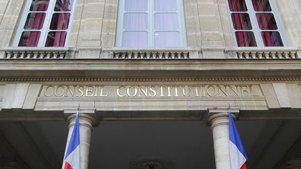 Devant l'entr&eacute;e du Conseil constitutionnel, &agrave; Paris. (THOMAS SAMSON / AFP)