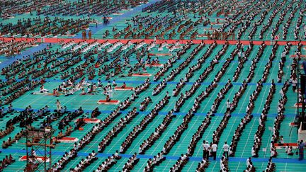 Rassemblement impressionnant à Ahmedabad, la capitale de l'Etat du Gujarat, en Inde. Une foule a pris place sur ce revêtement vert, le 21 juin pour célébrer l'art du yoga. (AMIT DAVE / REUTERS)