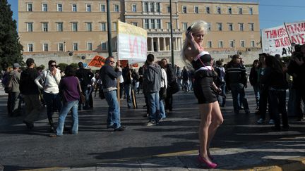 Une femme attend parmi les manifestants devant le Parlement grec &agrave; Ath&egrave;nes (Gr&egrave;ce). (LOUISA GOULIAMAKI / AFP)