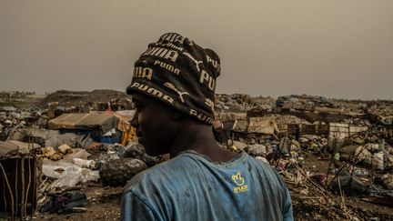 Un récupérateur de la décharge de Mbeubeuss à Dakar (Sénégal). (SADAK SOUICI / LE PICTORIUM / MAXPPP)