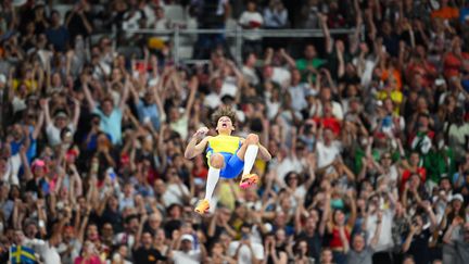 Il vole, toujours plus haut. Déjà assuré d'être médaillé d'or de saut à la perche, Mondo Duplantis s'est offert le record du monde, sur son troisième essai à 6,25 m, au Stade de France, le 5 août. Un record qui n'a pas tenu plus de 20 jours puisque le Suédois l'a encore amélioré d'un centimètre lors d'un meeting de la Ligue de diamant en Pologne. (AGENCE KMSP / AFP)