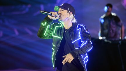 Le rappeur Nekfeu sur la scène des Victoires de la musique, le 12 février 2016, au Zenith à Paris. (BERTRAND GUAY / AFP)