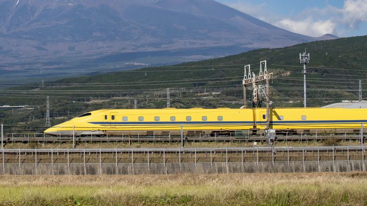 Le train jaune Shinkansen "Doctor Yellow" (ici en 2019), servant désormais à tester les voies. (DOCTOREGG / MOMENT UNRELEASED RF/GETTY)