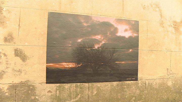 Photo de Patrick Roux exposée dans le village de Pujaut (Gard) (France 3 Occitanie)