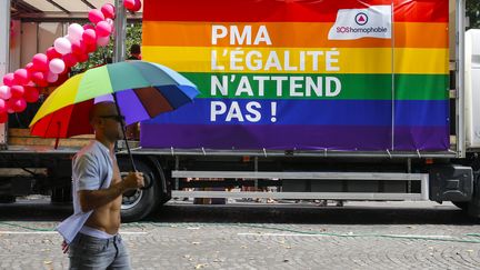 Une bâche sur un camion lors de la Marche des fiertés, le 30 juin 2018, à Paris. (LEON TANGUY / MAXPPP)