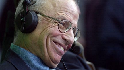 Le commentateur sportif Thierry Roland&nbsp;le 11 mai 2002 au Stade de France &agrave; Saint-Denis.&nbsp; (JOEL SAGET / AFP)