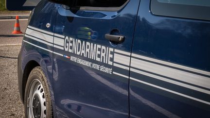 Une camionnette de gendarmerie. (photo d'illustration)&nbsp; (JEAN-FRANÇOIS FERNANDEZ / RADIO FRANCE)