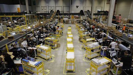 La plateforme logistique d'Amazon de Douai, le 6 novembre 2017. (ARNAUD DUMONTIER / MAXPPP)