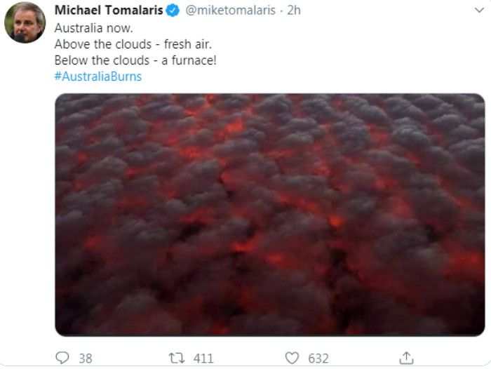 Photo partagée par @miketomalaris sur Twitter le 5 janvier 2020. Elle est présentée comme ayant été prise au-desssus des nuages&nbsp;pendant que l'Australie est ravagée par les incendies juste en-dessous. (CAPTURE D'ÉCRAN)