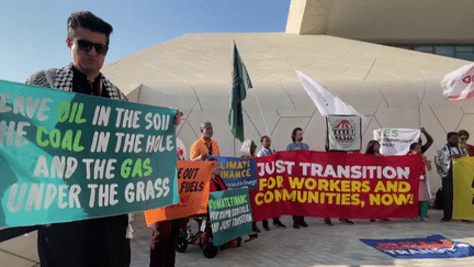 COP 28 : des militants manifestent à Dubaï