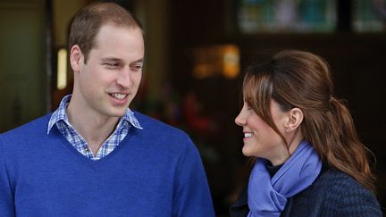 Le prince William et son &eacute;pouse Kate devant l'h&ocirc;pital&nbsp;King Edward VII, &agrave; Londres (Royaume-Uni), le 6 d&eacute;cembre 2012. (ANDREW WINNING / REUTERS)