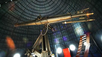 La grande lunette de l'Observatoire de Paris dans la coupole Arago. (PIERRE VERDY / AFP)