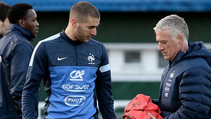 Deschamps donne un chasuble rouge à Benzema (FRANCK FIFE / AFP)