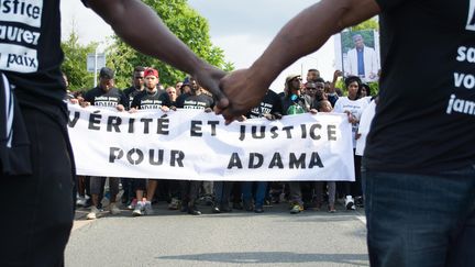 Une marche blanche à&nbsp;Beaumont-sur-Oise, le 22 juillet 2016. (CITIZENSIDE / LUCAS ARLAND / AFP)