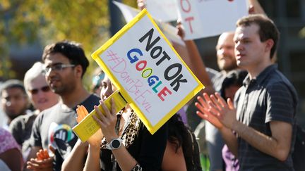 Des "Googlers" dénoncent la gestion du harcèlement sexuel au sein leur entreprise, à Mountain View en Californie, le 1er novembre 2018. (STEPHEN LAM / REUTERS)