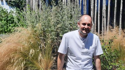 Alexandre Couillon, trois étoiles au guide Michelin 2023, au restaurant La Marine sur l'île de Noirmoutier (Vendée). (SANDRINE ETOA ANDEGUE / RADIO FRANCE)