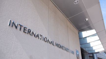 Le lgo&nbsp;du Fonds monétaire international (FMI) à l'entrée de son siège, à Washington DC, aux États-Unis, le 15 avril 2020. (SAUL LOEB / AFP)