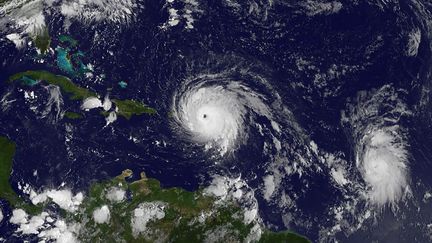 Ouragan Irma : à Orly, militaires et personnel aidant s’apprêtent à décoller