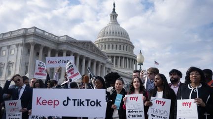 Un rassemblement pour s'opposer à l'interdiction de TikTok aux États-Unis, devant le Capitole à Washington DC, le 22 mars 2023. (BRENDAN SMIALOWSKI / AFP)