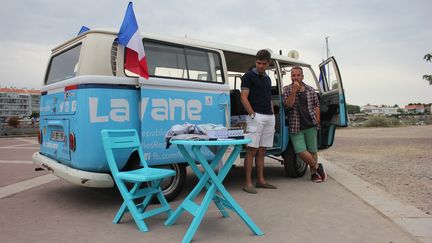 Bastien R&eacute;gnier et Karl Simler installent la caravane des&nbsp;Jeunes R&eacute;publicains, mardi 11 ao&ucirc;t 2015, &agrave;&nbsp;Saint-Gilles-Croix-de-Vie (Vend&eacute;e). (CLEMENT PARROT / FRANCETV INFO)