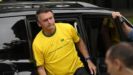 Le président sortant Jair Bolsonaro a voté à Rio de Janeiro, ce dimanche 2 octobre, pour le premier tour de l'élection présidentielle brésilienne. (MAURO PIMENTEL / AFP)