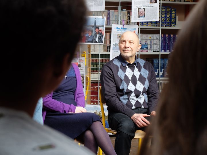 Oleg Veklenko s'adresse à des lycéens, à Guebwiller (Haut-Rhin), lundi 4 avril 2016. (MARIE-ADELAIDE SCIGACZ / FRANCETV INFO)