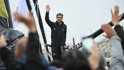 Parmi les favoris à la victoire et deuxième de la dernière édition du Vendée Globe, Charlie Dalin (Apivia-Macif Santé Prévoyance) salue la foule aux Sables-d'Olonne. (CHRISTOPHE ARCHAMBAULT / AFP)