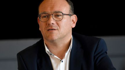 Damien Abad lors d'une réunion publique en vue des élections législatives, le 25 mai 2022 à&nbsp;Champdor-Corcelles (Ain). (CATHERINE AULAZ / MAXPPP)