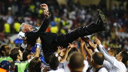 L'entra&icirc;neur du Real Madrid, Carlo Ancelotti, est port&eacute; par ses joueurs apr&egrave;s leur sacre en Ligue des champions, le 24 mai 2014 &agrave; Lisbonne (Portugal). (KAI PFAFFENBACH / REUTERS)