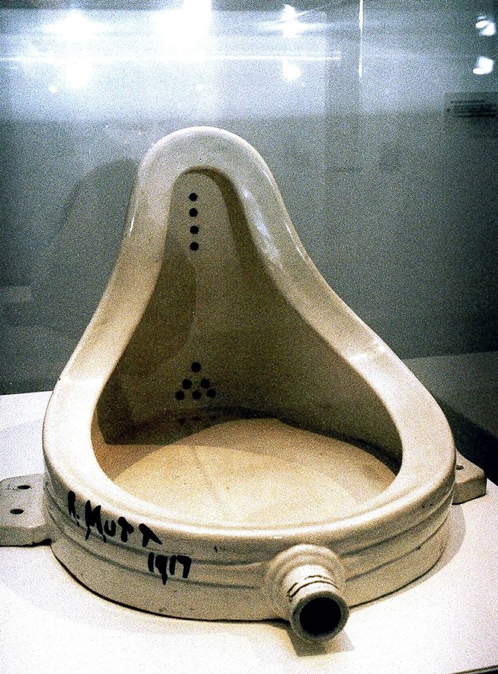 L'urinoir dit "Fontaine" de Marcel Duchamp lors d'une exposition à Bâle
 (DANIEL SCHMITT / MAXPPP)