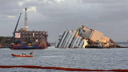 Derniers pr&eacute;paratifs autour de l'&eacute;pave du "Costa Concordia" avant son redressement, sur l'&icirc;le du Giglio (Italie), le 16 septembre 2013. (ANDREAS SOLARO / AFP)