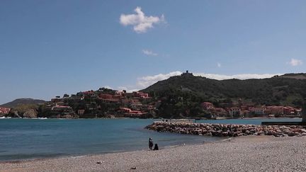 Les vacances débuteront vendredi 9 avril pour tous les élèves français. De nombreuses familles ont toutefois dû annuler leurs séjours, confinement oblige. Le coup est rude&nbsp;pour&nbsp;les destinations touristiques, comme à Collioure, dans les Pyrénées-Orientales.&nbsp; (France 2)