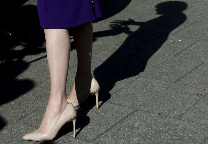 Les tenues color&eacute;es et les talons hauts de Nicola Sturgeon, sources de nombreux commentaires dans la presse britannique.&nbsp; (RUSSELL CHEYNE / REUTERS)