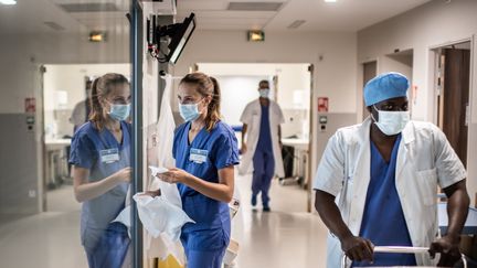 Dans l'unité de soins intensifs de l'hôpital Saint-Louis à Paris, en mai 2020. (MARTIN BUREAU / AFP)