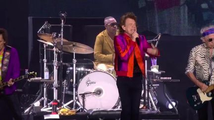 Les membres du groupe Rolling Stones ont presque 80 ans et toujours une énergie débordante. Ils ont encore surpris leurs public mardi 19 juillet, à Lyon, dans le Rhône, que ce soit sur scène pendant leur concert, mais aussi en ville, à l'occasion d'une balade surprise.