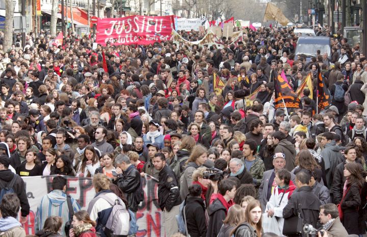 Lors d'une manifestation contre le Contrat nouvelle&nbsp;embauche (CNE), le 11 avril 2006 à Paris. (JACK GUEZ / AFP)