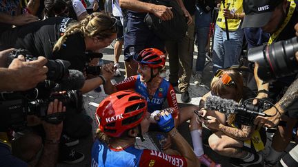 Les projecteurs braqués sur elle. Le 16 août, Cédrine Kerbaol devient la première Française à remporter une étape sur le Tour de France femmes, en solitaire, à Morteau. Pour cette troisième édition de la Grande Boucle féminine, elle réussit une belle performance en terminant 6e du classement général. (JULIEN DE ROSA / AFP)