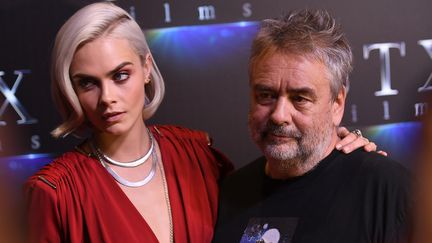 Luc Besson et Cara Delevingne, qui incarne Laureline dans son dernier film, "Valérian et la Cité des mille planètes"
 (Angela Weiss / AFP)