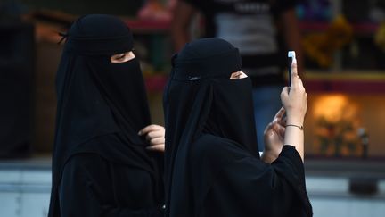 Deux femmes&nbsp;à Riyad, en Arabie saoudite, le 24 septembre 2017. (FAYEZ NURELDINE / AFP)