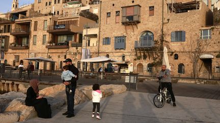 Des habitants dans la vieille ville de Jaffa, en avril 2021.&nbsp;  (MENAHEM KAHANA / AFP)