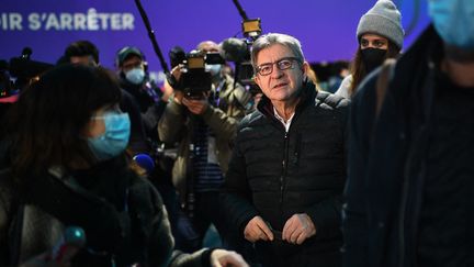 Le candidat LFI Jean-Luc Mélenchon visite le lieu de son meeting de Nantes (Loire-Atlantique), le 15 janvier 2022. (CHRISTOPHE ARCHAMBAULT / AFP)