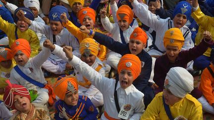 Les Sikhs ne doivent pas se couper les cheveux. Il leur faut les recouvrir d’un turban coloré, symbole de leur identité. Pourtant, cette tradition est de moins en moins suivie par les jeunes dans les villes. Pour remédier à ce problème, les écoles religieuses organisent des cours du soir pour apprendre les techniques de la coiffe sacrée. Ces bandes de tissus aux couleurs vives mesurent environ huit mètres. Pour les transformer en un couvre-chef digne de ce nom, il faut savoir les enrouler, les nouer. Et surtout les maintenir sur la tête. Des grandes cérémonies, appelées les «dastar bandi», sont également organisées pour promouvoir chez les enfants le port du turban qui symbolise leur entrée dans l'âge adulte. Mais le déclin de cette pratique a été amorcé à partir de 1984, à la suite de l’assassinat de la Première ministre Indira Gandhi par ses gardes du corps sikhs. De nombreux Sikhs avaient été massacrés en représailles. Beaucoup de membres de cette communauté (27 millions de personnes) avaient alors décidé de se couper les cheveux et de ne plus porter ce signe distinctif.   (AFP / Narinder Nanu)