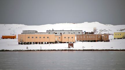 Une partie de la&nbsp;station de recherches&nbsp;russe&nbsp;Bellingshausen, située sur l'île du Roi-George, en Antarctique, photographiée le 13 mars 2014.&nbsp; (VANDERLEI ALMEIDA / AFP)