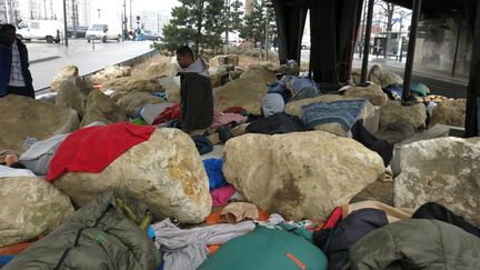 Des blocs de pierre ont été installés, le 10 février 2017, sous le pont de la porte de la Chapelle, dans le 18e arrondissement.&nbsp; (MAXPPP)