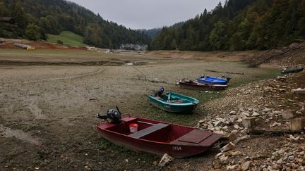 Le bassin du Doubs asséché du fait des températures inhabituellement élevées et du manque de précipitations, le 4 octobre 2023 à Villers-le-Lac (Doubs). (ARNAUD FINISTRE / AFP )