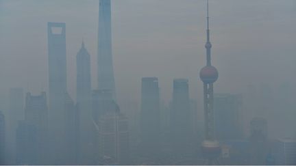  (La ville de Shanghaï dans la pollution © Maxppp)