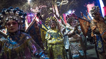 Des danseurs&nbsp;en costume traditionnel de l'opéra de Pékin, s'apprêtent à défiler à Xi'an (centre), le 14 février 2018,&nbsp;à l'occasion du Nouvel an chinois. (FRED DUFOUR / AFP)